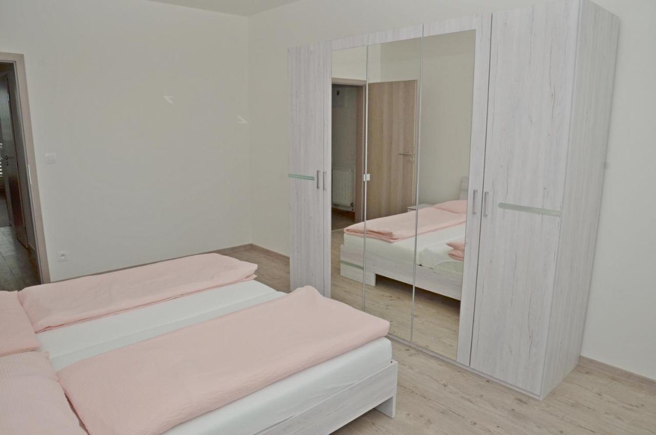 Apartmany Vinohrady เตร็นชีน ภายนอก รูปภาพ